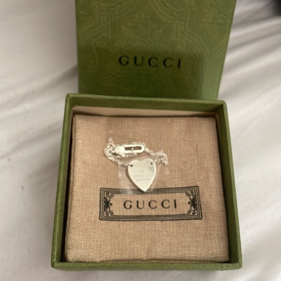 Full Inclusion. Gucci Heart Bracelet - Picture 2 of 5